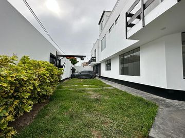 LINDA CASA CON PATIO Y JARDÍN EN CONDOMINIO