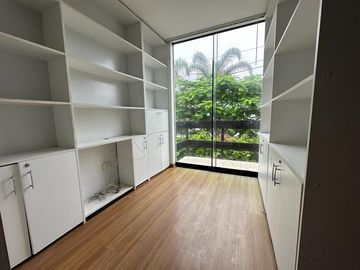 LINDA CASA CON PATIO Y JARDÍN EN CONDOMINIO
