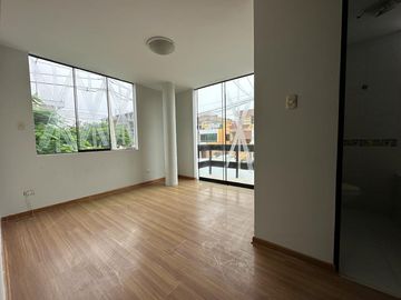 LINDA CASA CON PATIO Y JARDÍN EN CONDOMINIO