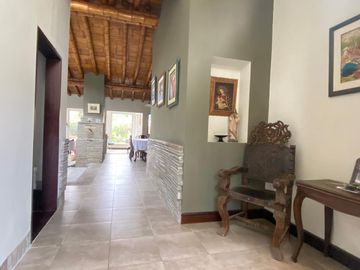 LINDA CASA EN VENTA CASA CON GRAN ÁREA VERDE Y PISCINA