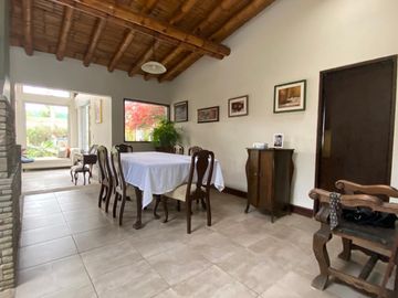 LINDA CASA EN VENTA CASA CON GRAN ÁREA VERDE Y PISCINA
