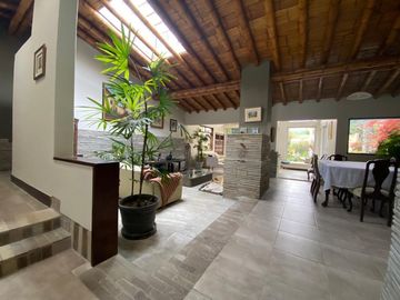 LINDA CASA EN VENTA CASA CON GRAN ÁREA VERDE Y PISCINA