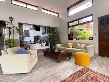 LINDA CASA EN VENTA CASA CON GRAN ÁREA VERDE Y PISCINA