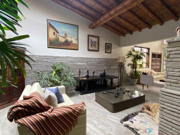 LINDA CASA EN VENTA CASA CON GRAN ÁREA VERDE Y PISCINA