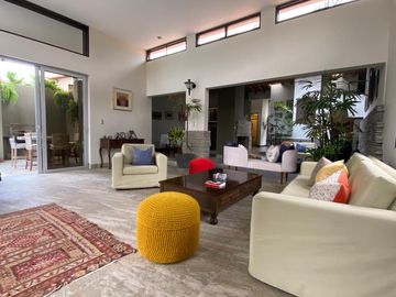 LINDA CASA EN VENTA CASA CON GRAN ÁREA VERDE Y PISCINA