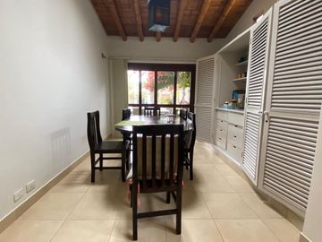 LINDA CASA EN VENTA CASA CON GRAN ÁREA VERDE Y PISCINA