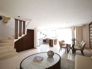 Casa en venta al Sur de Aguascalientes en zona residencial de 3 pisos