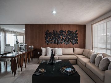 Casa en venta al Sur de Aguascalientes en zona residencial de 3 pisos