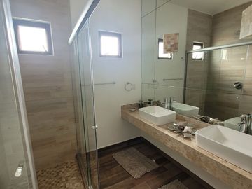 Casa en venta al Sur de Aguascalientes en zona residencial de 3 pisos