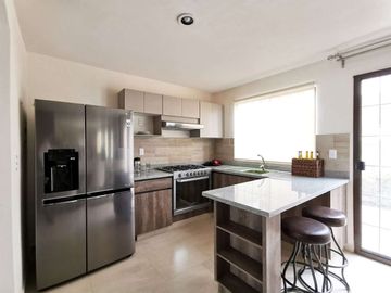 Casa en venta al Sur de Aguascalientes en zona residencial de 3 pisos