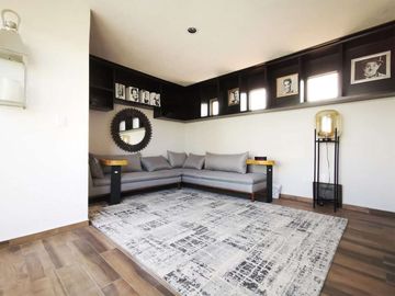 Casa en venta al Sur de Aguascalientes en zona residencial de 3 pisos
