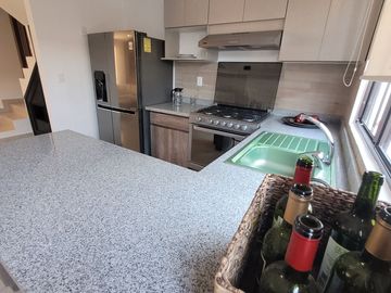 Casa en venta al Sur de Aguascalientes en zona residencial de 3 pisos