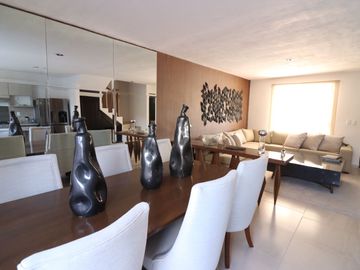 Casa en venta al Sur de Aguascalientes en zona residencial de 3 pisos