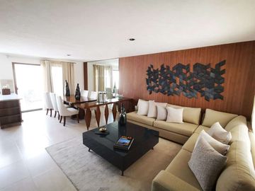 Casa en venta al Sur de Aguascalientes en zona residencial de 3 pisos
