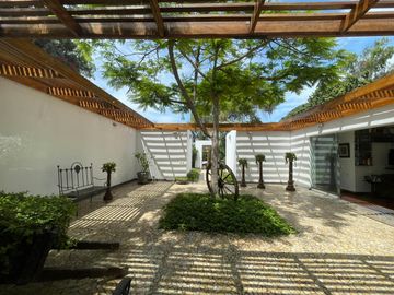 LINDA CASA DE CAMPO CON  PRECIOSA ÁREA VERDE EN FUNDO PASO CHICO
