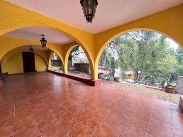 CASA ESTILO MEXICANO, CON AMPLIO JARDIN Y TERRAZA