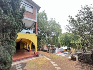 CASA ESTILO MEXICANO, CON AMPLIO JARDIN Y TERRAZA