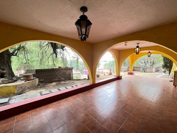 CASA ESTILO MEXICANO, CON AMPLIO JARDIN Y TERRAZA