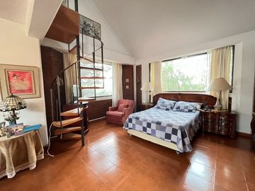 CASA ESTILO MEXICANO, CON AMPLIO JARDIN Y TERRAZA