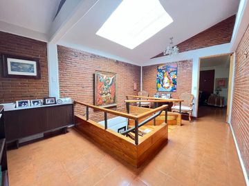 CASA ESTILO MEXICANO, CON AMPLIO JARDIN Y TERRAZA