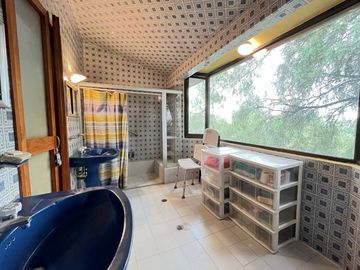 CASA ESTILO MEXICANO, CON AMPLIO JARDIN Y TERRAZA