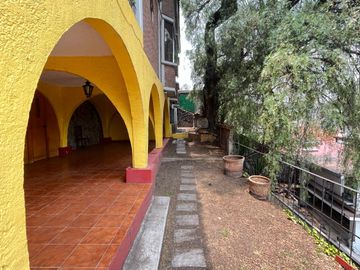 CASA ESTILO MEXICANO, CON AMPLIO JARDIN Y TERRAZA