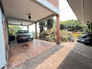 CASA ESTILO MEXICANO, CON AMPLIO JARDIN Y TERRAZA