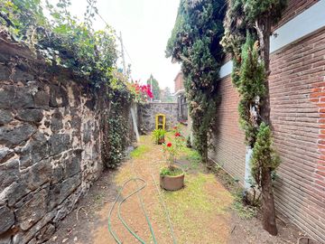 CASA ESTILO MEXICANO, CON AMPLIO JARDIN Y TERRAZA