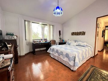 CASA ESTILO MEXICANO, CON AMPLIO JARDIN Y TERRAZA