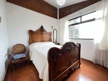 CASA ESTILO MEXICANO, CON AMPLIO JARDIN Y TERRAZA