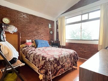 CASA ESTILO MEXICANO, CON AMPLIO JARDIN Y TERRAZA
