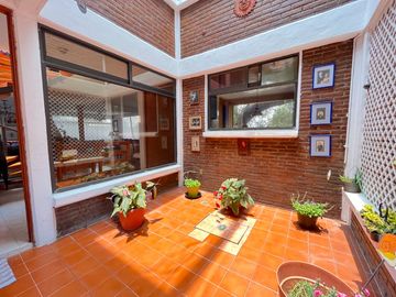 CASA ESTILO MEXICANO, CON AMPLIO JARDIN Y TERRAZA