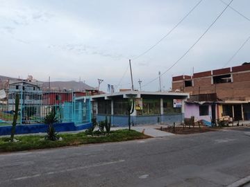 Ocasion Venta de Casa Como Terreno 120 m² en Esquina y Frente a Parque!