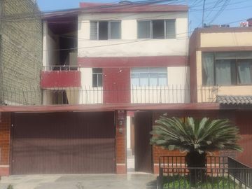 POR VIAJE; Se vende casa como terreno, en excelente ubicacion en Santa Anita,cerca a Puente Azul