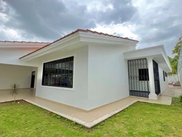 Casa en venta. Colonia Primero de Mayo, Villahermosa.
