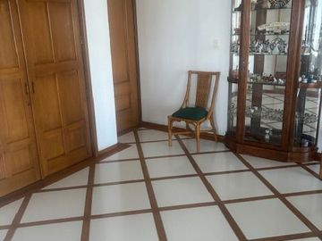 EN VENTA EXCELENTE DEPARTAMENTO EN ZONA NORTE DE CUERNAVACA MOR. TODOS LOS SERVICIOS, ZONA FRESCA. TOTALMENTE AMUEBLADO.