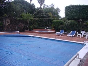 EN VENTA EXCELENTE DEPARTAMENTO EN ZONA NORTE DE CUERNAVACA MOR. TODOS LOS SERVICIOS, ZONA FRESCA. TOTALMENTE AMUEBLADO.