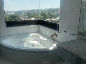 EN VENTA EXCELENTE DEPARTAMENTO EN ZONA NORTE DE CUERNAVACA MOR. TODOS LOS SERVICIOS, ZONA FRESCA. TOTALMENTE AMUEBLADO.