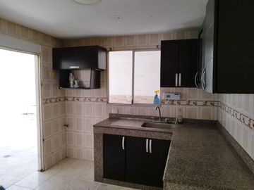 CASA EN LOS ROBLES