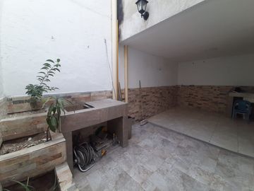 CASA EN LOS ROBLES