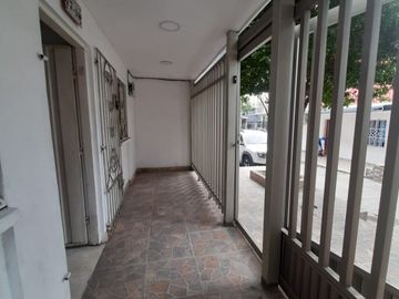CASA EN LOS ROBLES