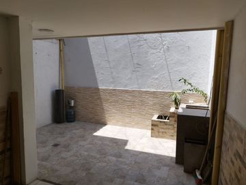CASA EN LOS ROBLES