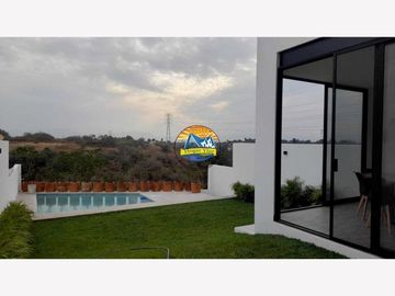 Casa con alberca privada amplio jardín