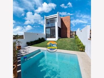 Casa con alberca privada amplio jardín
