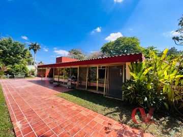 CASA DE UNA PLANTA CON GRAN JARDIN Y EXCEPCIONAL UBICACIÓN