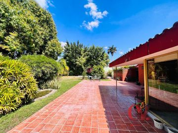 CASA DE UNA PLANTA CON GRAN JARDIN Y EXCEPCIONAL UBICACIÓN