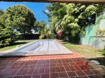 CASA DE UNA PLANTA CON GRAN JARDIN Y EXCEPCIONAL UBICACIÓN