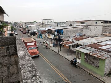 CASA EN VENTA EN EL SUBURBIO DE GUAYAQUIL, 2 PISOS RENTEROS EN GUAYAQUIL,ECUADOR