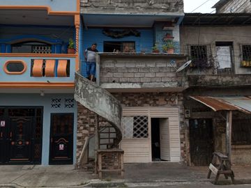 CASA EN VENTA EN EL SUBURBIO DE GUAYAQUIL, 2 PISOS RENTEROS EN GUAYAQUIL,ECUADOR