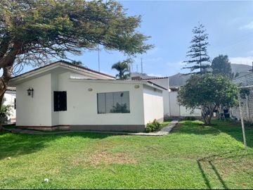 VENTA DE AMPLIA CASA COMO TERRENO EN LA MOLINA